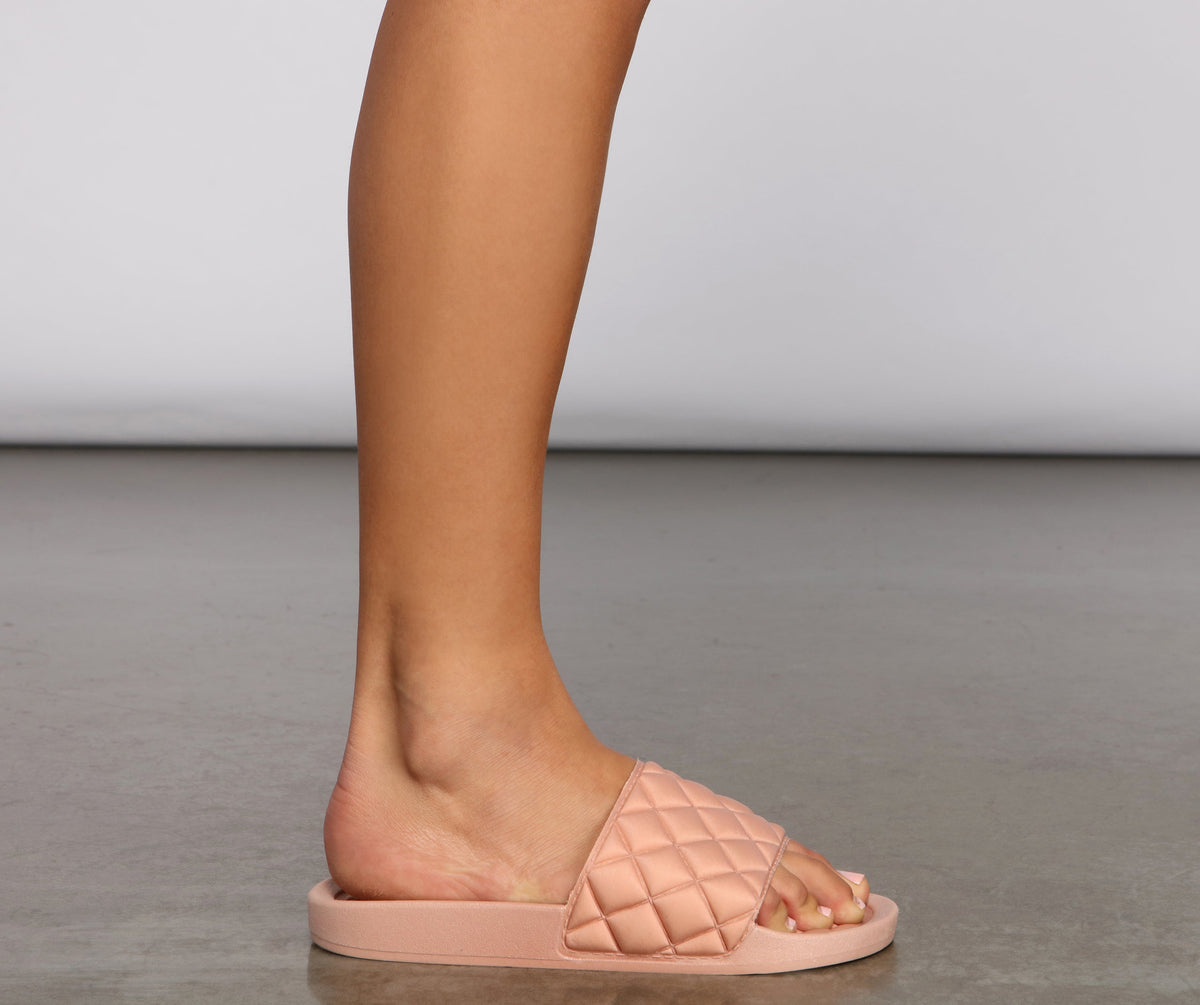 Casual Trendsetter Quilted Slides