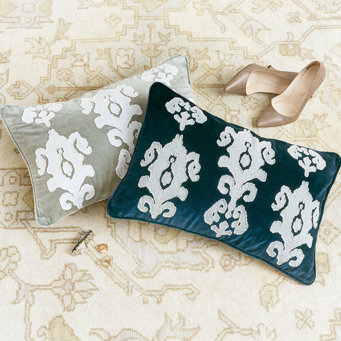 A Alida Pillow.