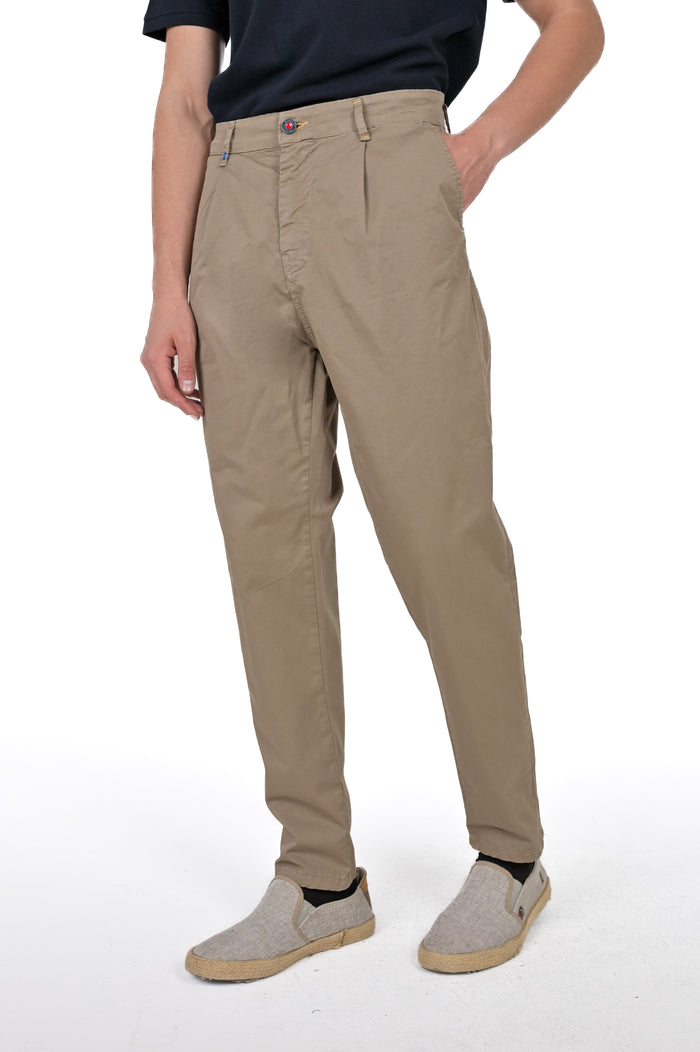 Pantaloni carrot New Private fango SS26