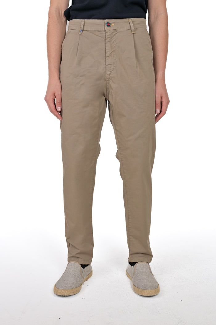 Pantaloni carrot New Private fango SS26