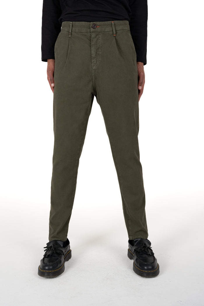 Pantaloni carrot New Private Saturno verde FW26